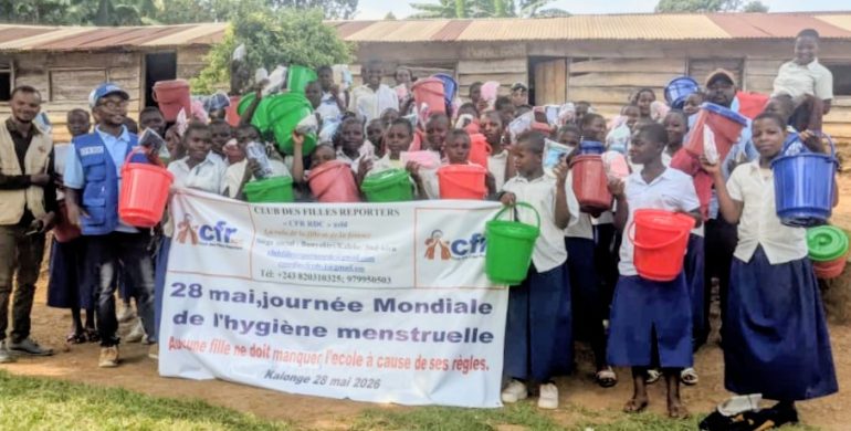 Kalehe : 50 adolescentes de Kalonge sensibilisées à l’hygiène menstruelle et dotées de kits hygiéniques par le Club des Filles Reporters